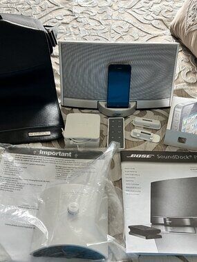 BOSE SOUNDDOCK II with Iphone 4, extra battery, carry case, users guide, Phone